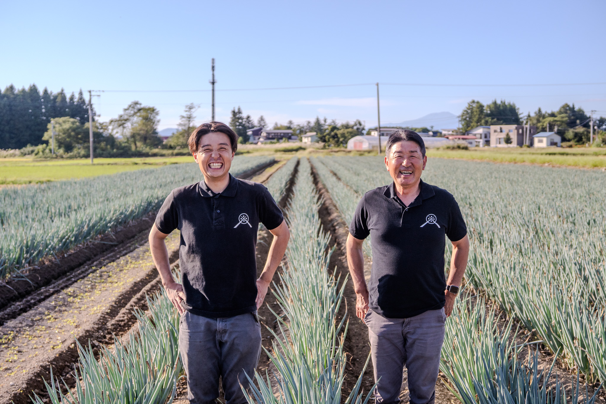 新庄の畑に立つ泉菜のスタッフ。雪国の土と向き合う日々。